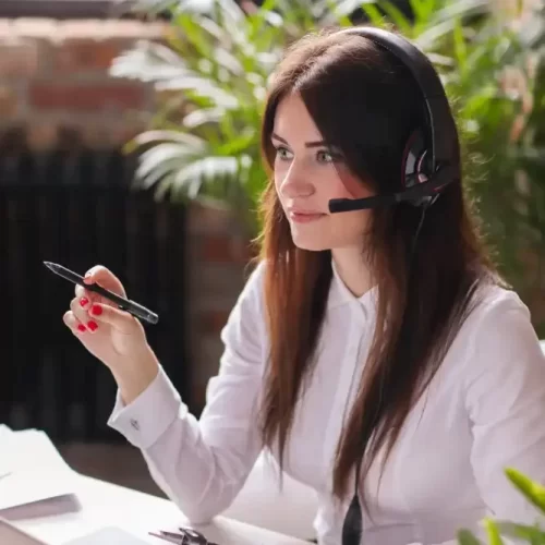 portrait-woman-customer-service-worker